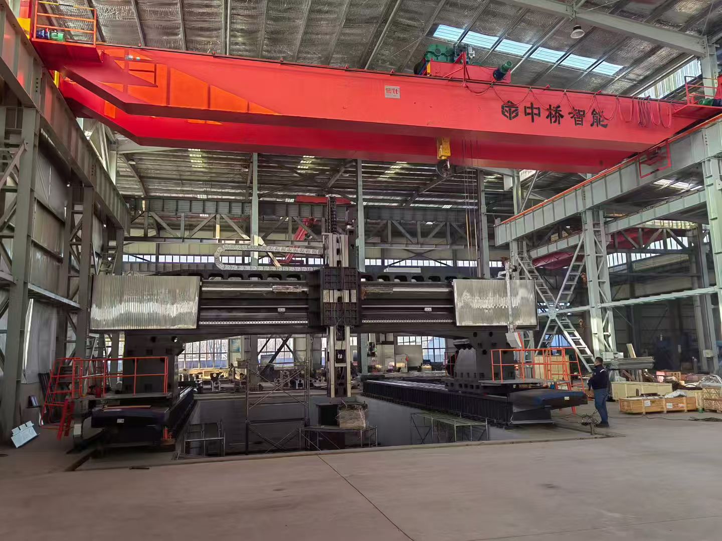 Guarda come viene assemblato con successo un enorme centro di lavoro a portale CNC.